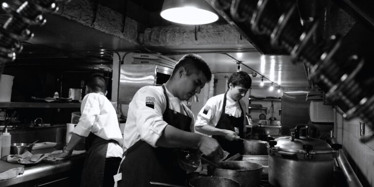 equip de cuina treballant en un restaurant segons el conveni d’hostaleria a Catalunya