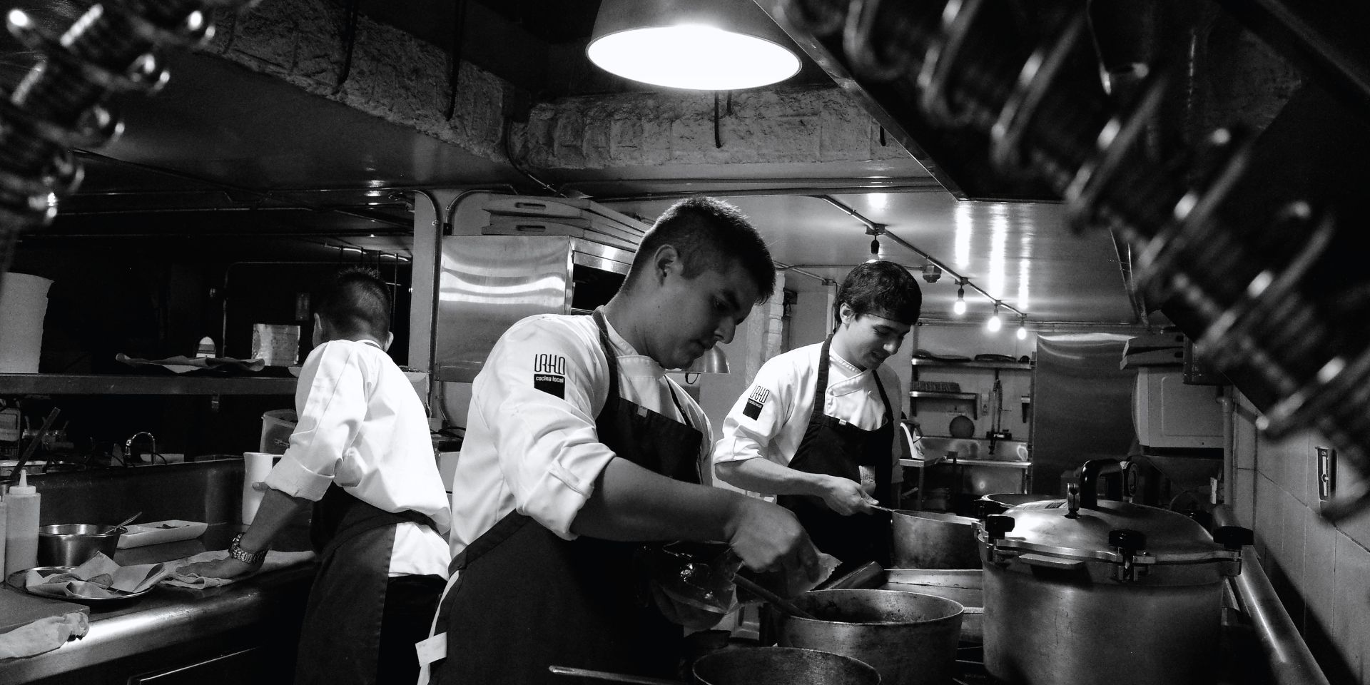 equip de cuina treballant en un restaurant segons el conveni d’hostaleria a Catalunya