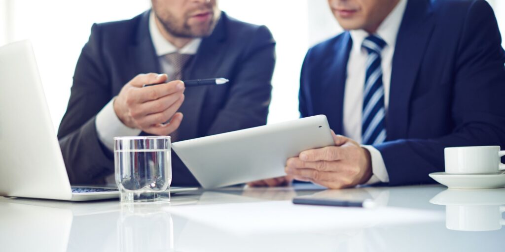 Assessor i autònom societari analitzant la base de cotització per al 2026