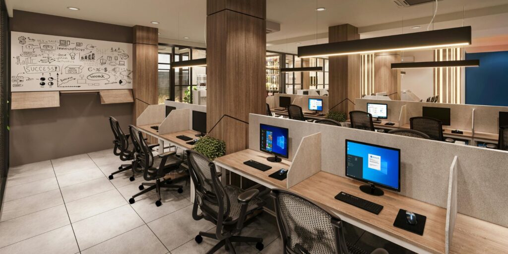 Espai de treball d'una empresa amb diferents llocs de treball en una oficina moderna.