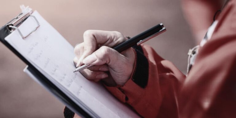 Inspecció de treball revisant documentació i compliment normatiu a l'empresa