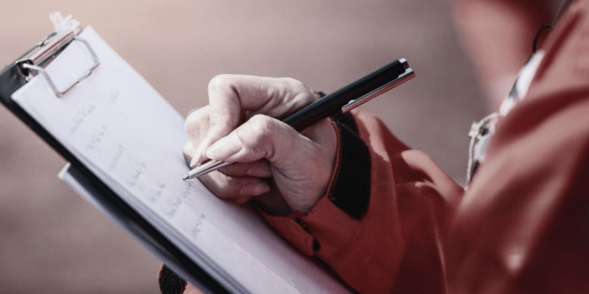 Inspecció de treball revisant documentació i compliment normatiu a l'empresa