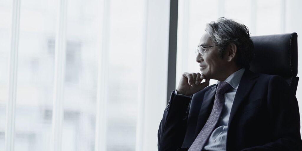 Administrador d'una societat analitzant les responsabilitats i la gestió de l'empresa.